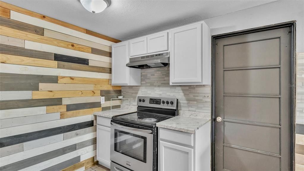 For Sale: $275,000 (6 beds, 2 baths, 2173 Square Feet)