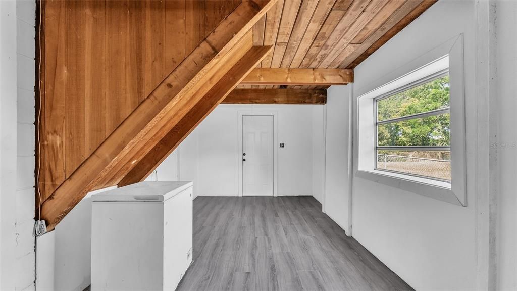 For Sale: $275,000 (6 beds, 2 baths, 2173 Square Feet)