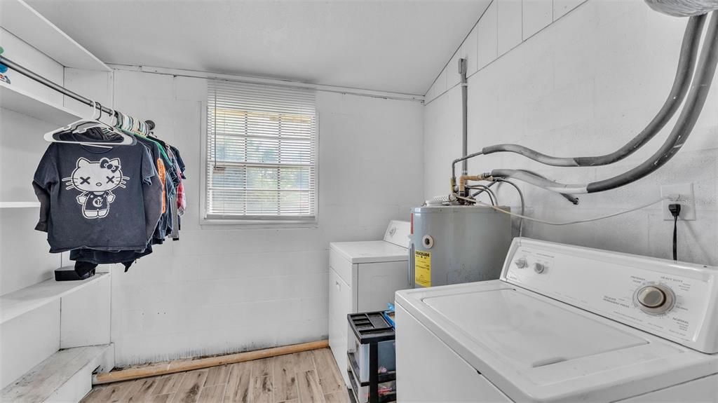 For Sale: $275,000 (6 beds, 2 baths, 2173 Square Feet)