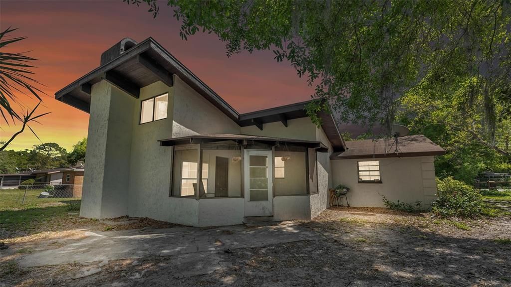 For Sale: $275,000 (6 beds, 2 baths, 2173 Square Feet)