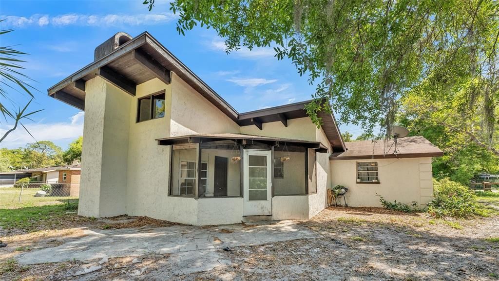 For Sale: $275,000 (6 beds, 2 baths, 2173 Square Feet)