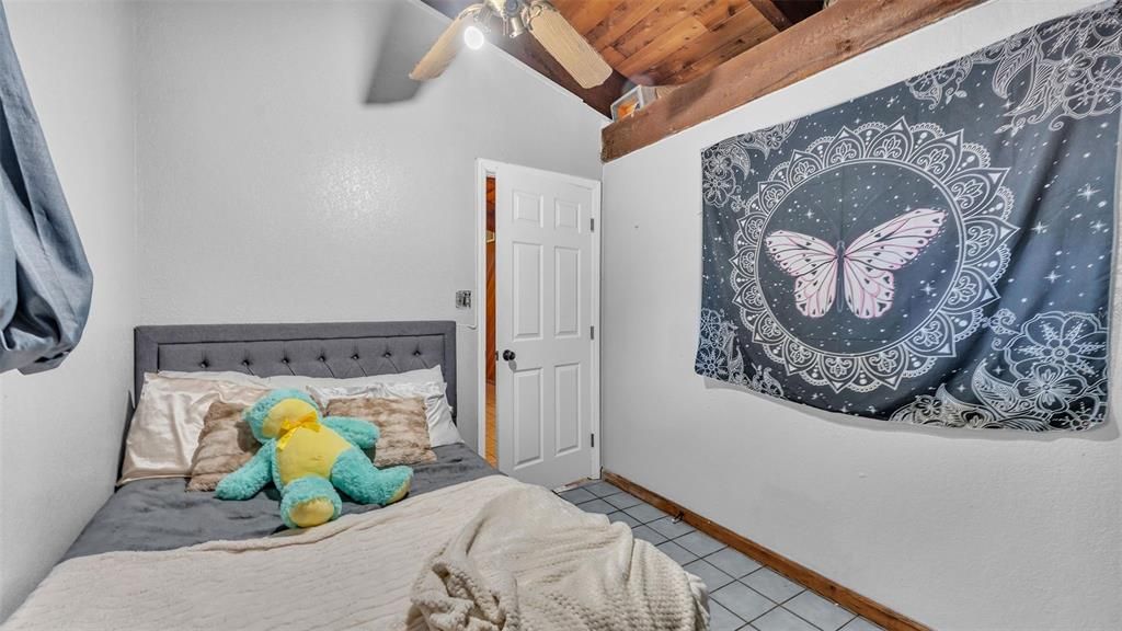 For Sale: $275,000 (6 beds, 2 baths, 2173 Square Feet)