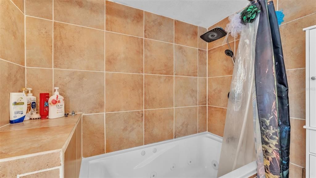 For Sale: $275,000 (6 beds, 2 baths, 2173 Square Feet)