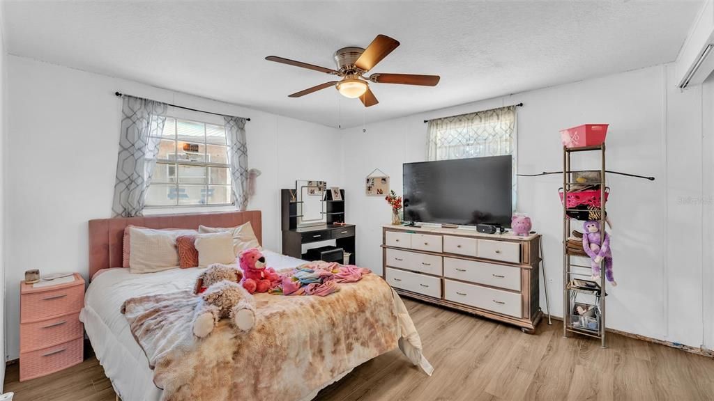 For Sale: $275,000 (6 beds, 2 baths, 2173 Square Feet)