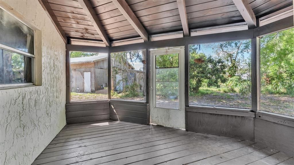 For Sale: $275,000 (6 beds, 2 baths, 2173 Square Feet)