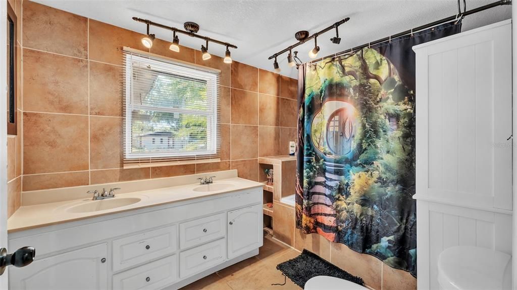 For Sale: $275,000 (6 beds, 2 baths, 2173 Square Feet)