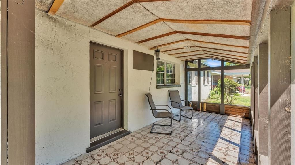 For Sale: $275,000 (6 beds, 2 baths, 2173 Square Feet)