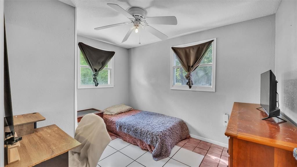 For Sale: $275,000 (6 beds, 2 baths, 2173 Square Feet)