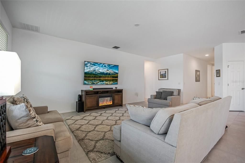 待售: $425,000 (4 贝兹, 2 浴室, 1859 平方英尺)