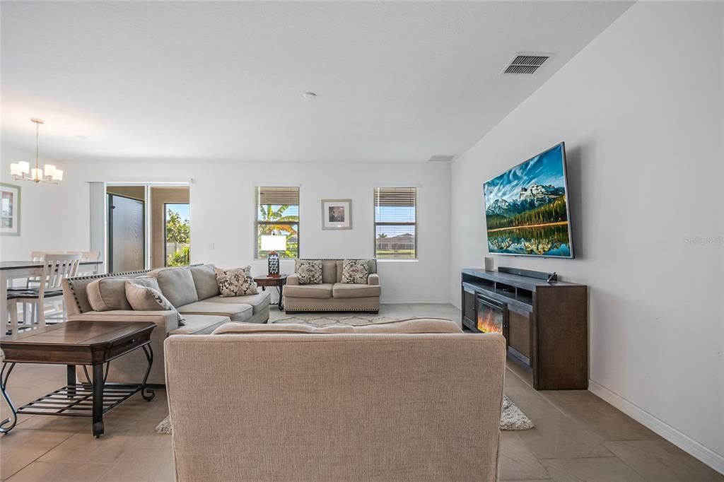 待售: $425,000 (4 贝兹, 2 浴室, 1859 平方英尺)