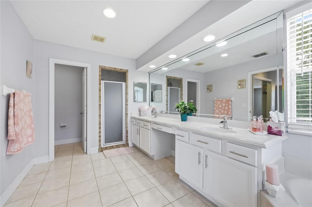 На продажу: $800,000 (6 спален, 3 ванн, 3748 Квадратных фут)