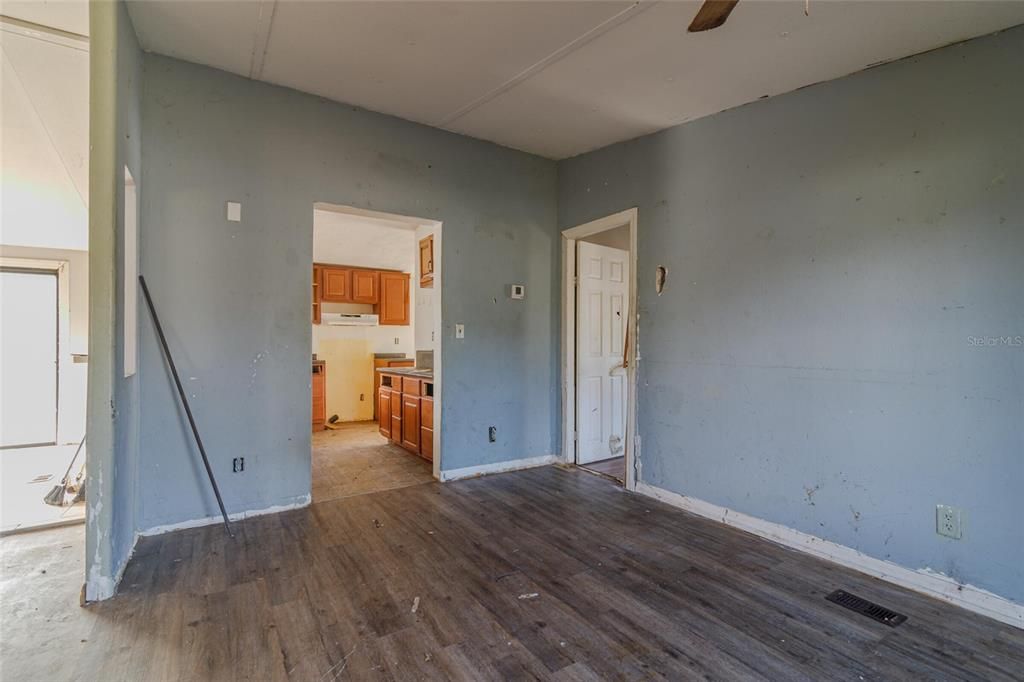 На продажу: $89,000 (3 спален, 2 ванн, 1300 Квадратных фут)