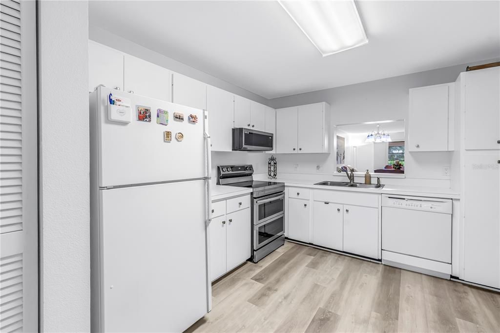 For Sale: $195,500 (2 beds, 2 baths, 1408 Square Feet)