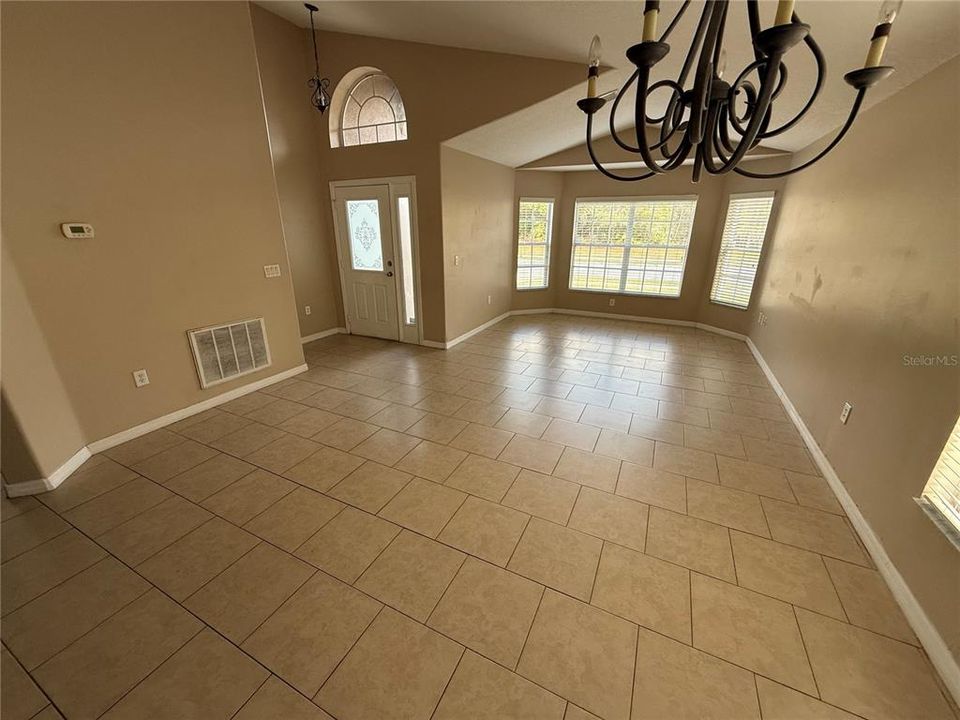 For Rent: $2,350 (4 beds, 2 baths, 2106 Square Feet)