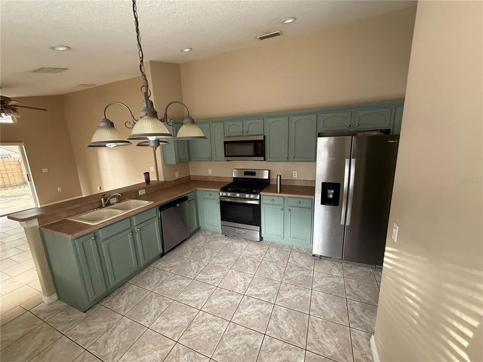 For Rent: $2,350 (4 beds, 2 baths, 2106 Square Feet)