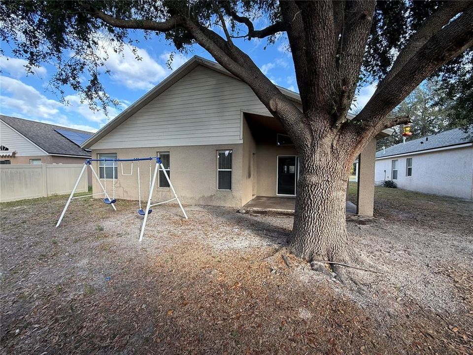 For Rent: $2,350 (4 beds, 2 baths, 2106 Square Feet)