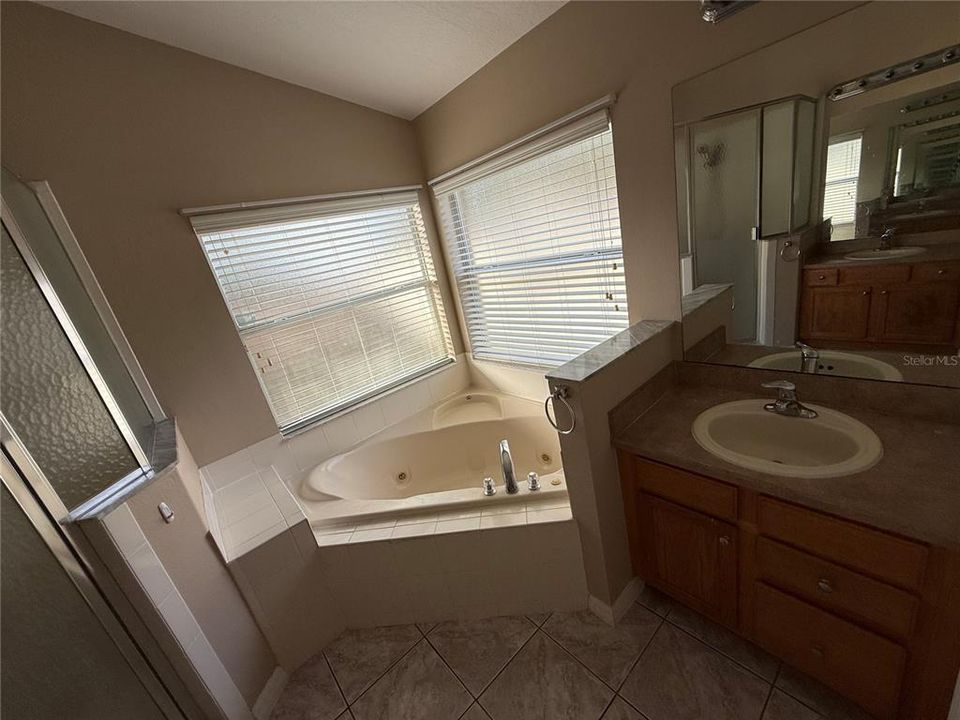 For Rent: $2,350 (4 beds, 2 baths, 2106 Square Feet)