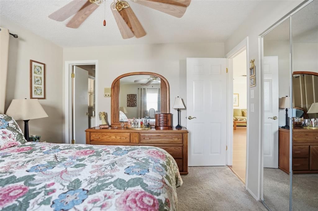 待售: $269,500 (2 贝兹, 2 浴室, 1398 平方英尺)