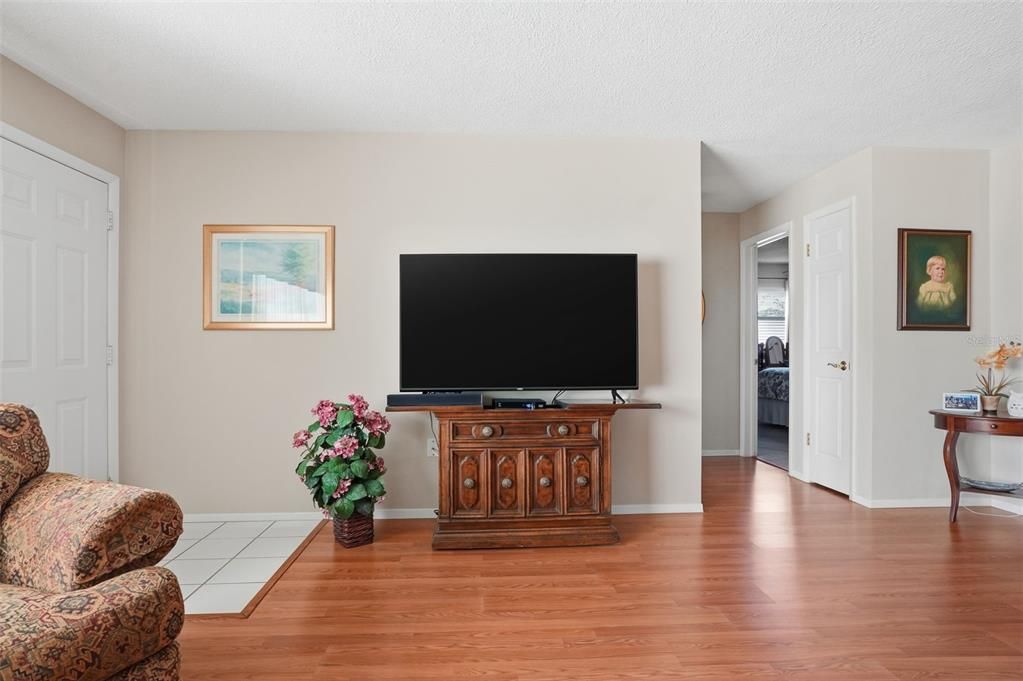 待售: $269,500 (2 贝兹, 2 浴室, 1398 平方英尺)