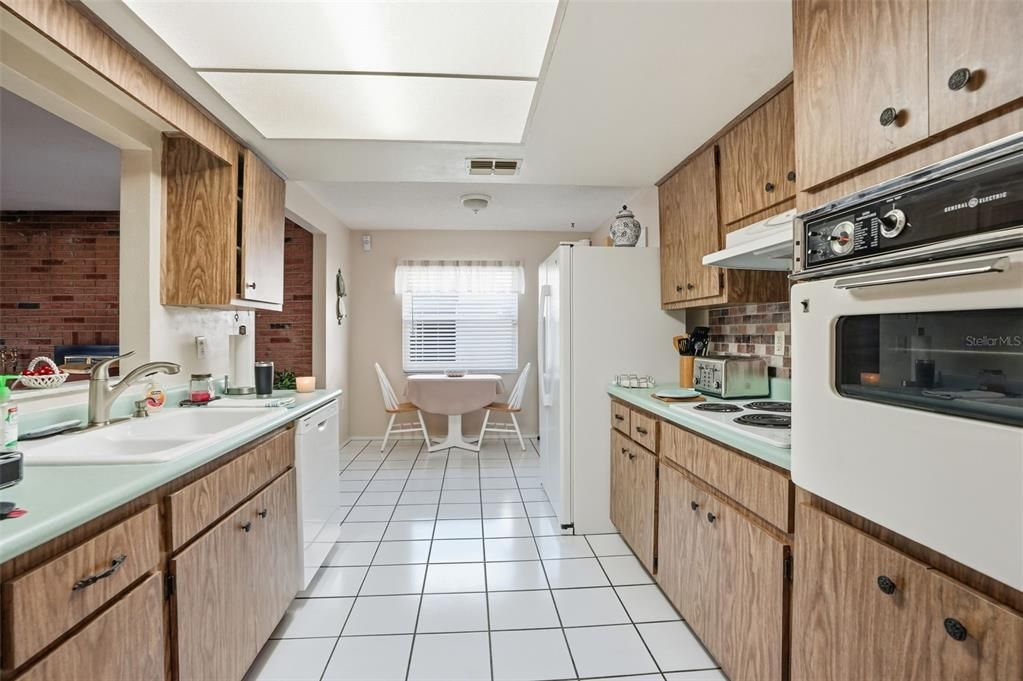 待售: $269,500 (2 贝兹, 2 浴室, 1398 平方英尺)