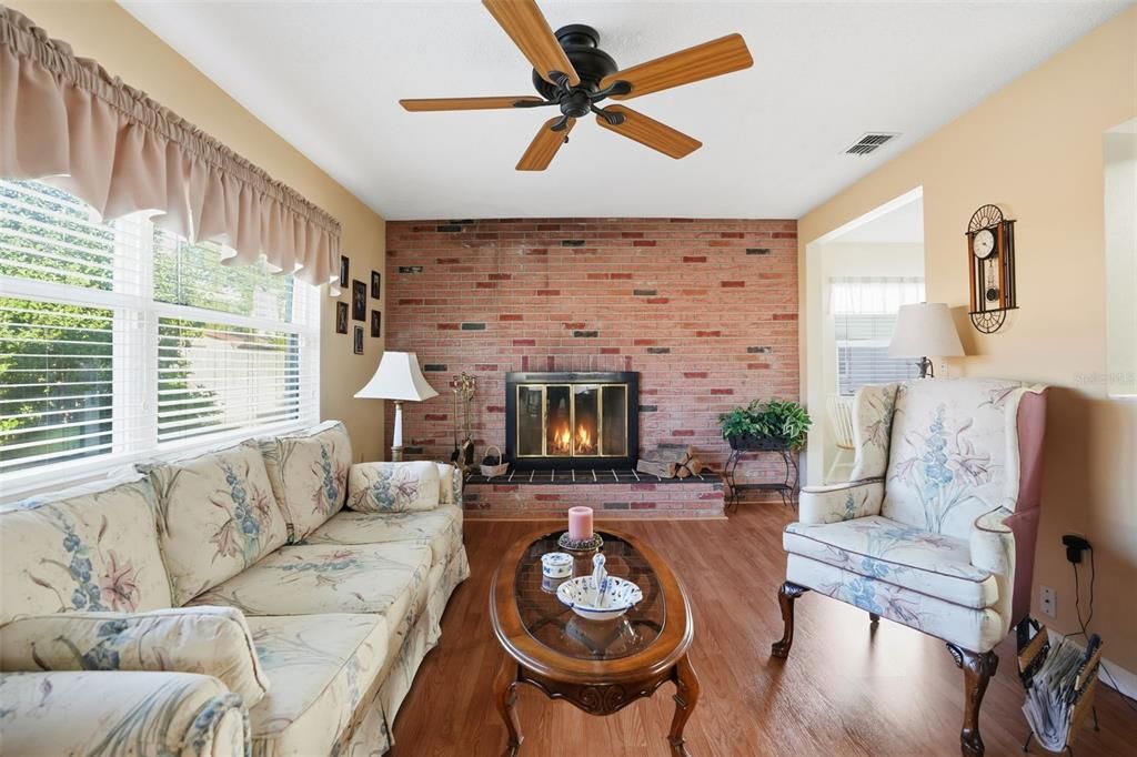 待售: $269,500 (2 贝兹, 2 浴室, 1398 平方英尺)