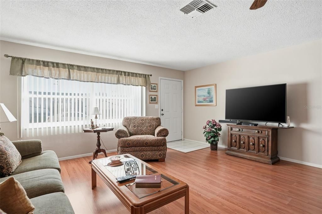 待售: $269,500 (2 贝兹, 2 浴室, 1398 平方英尺)