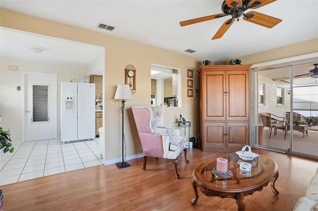 待售: $269,500 (2 贝兹, 2 浴室, 1398 平方英尺)