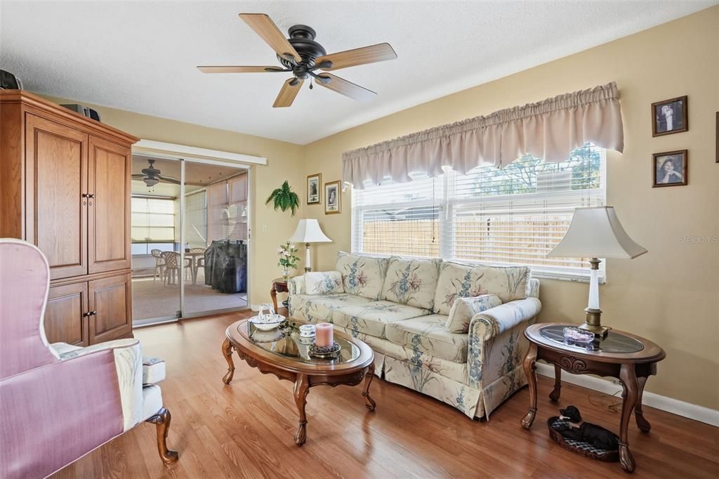 待售: $269,500 (2 贝兹, 2 浴室, 1398 平方英尺)