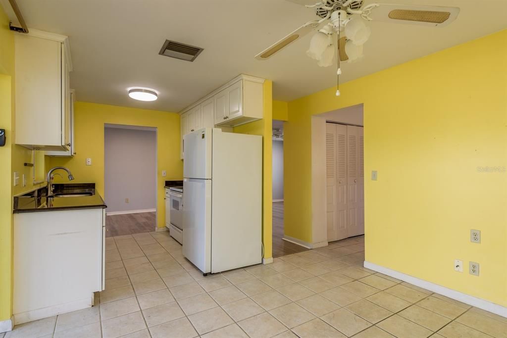 На продажу: $375,000 (2 спален, 2 ванн, 1211 Квадратных фут)