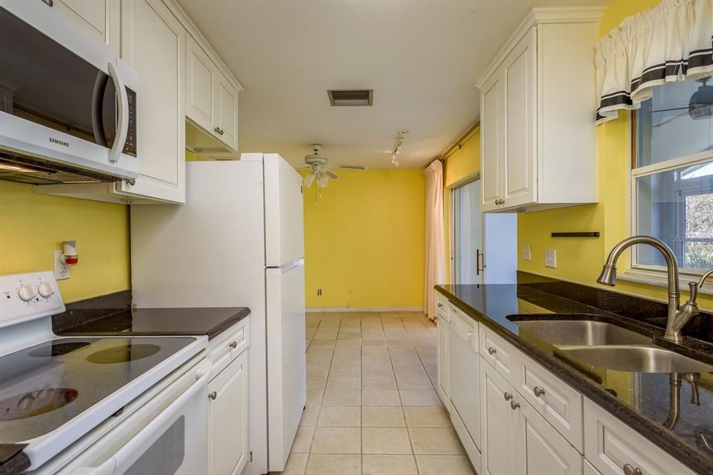 На продажу: $375,000 (2 спален, 2 ванн, 1211 Квадратных фут)