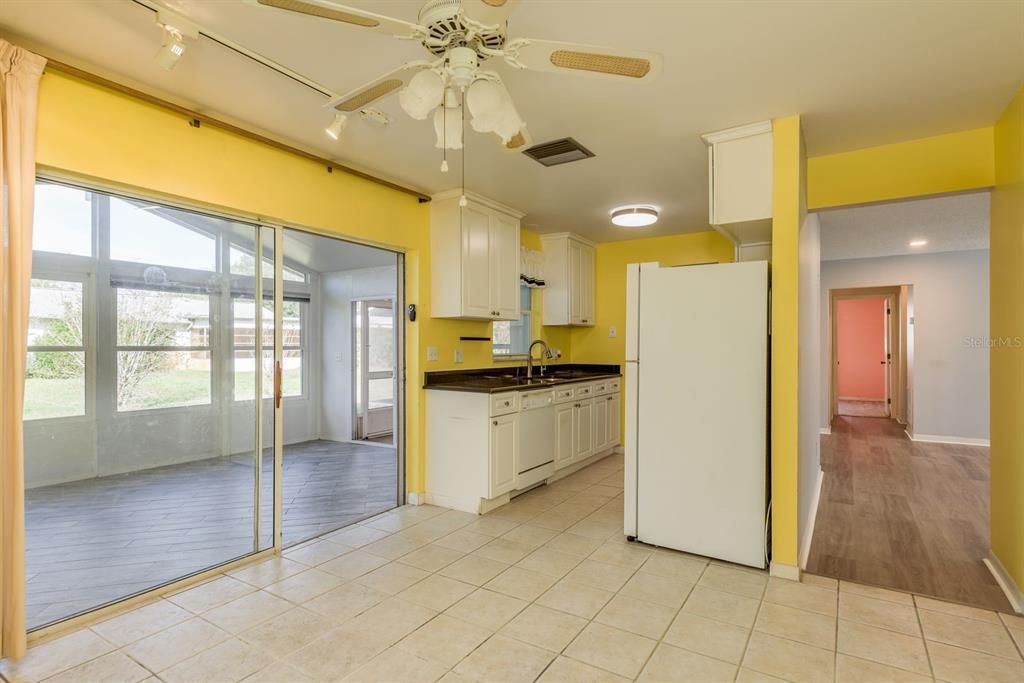 На продажу: $375,000 (2 спален, 2 ванн, 1211 Квадратных фут)