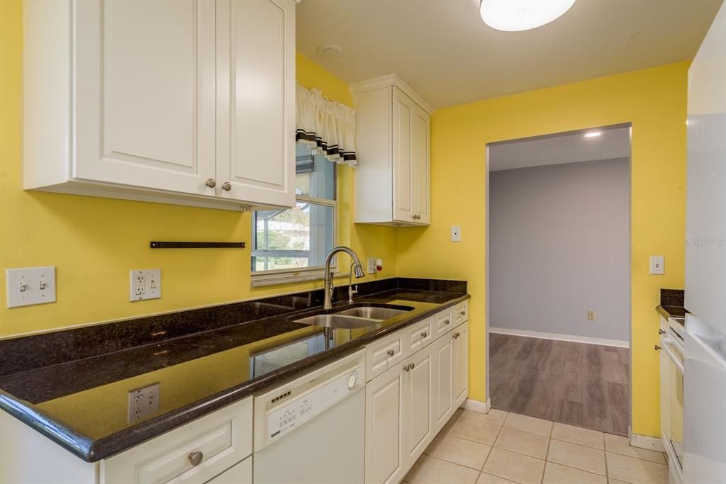 На продажу: $375,000 (2 спален, 2 ванн, 1211 Квадратных фут)