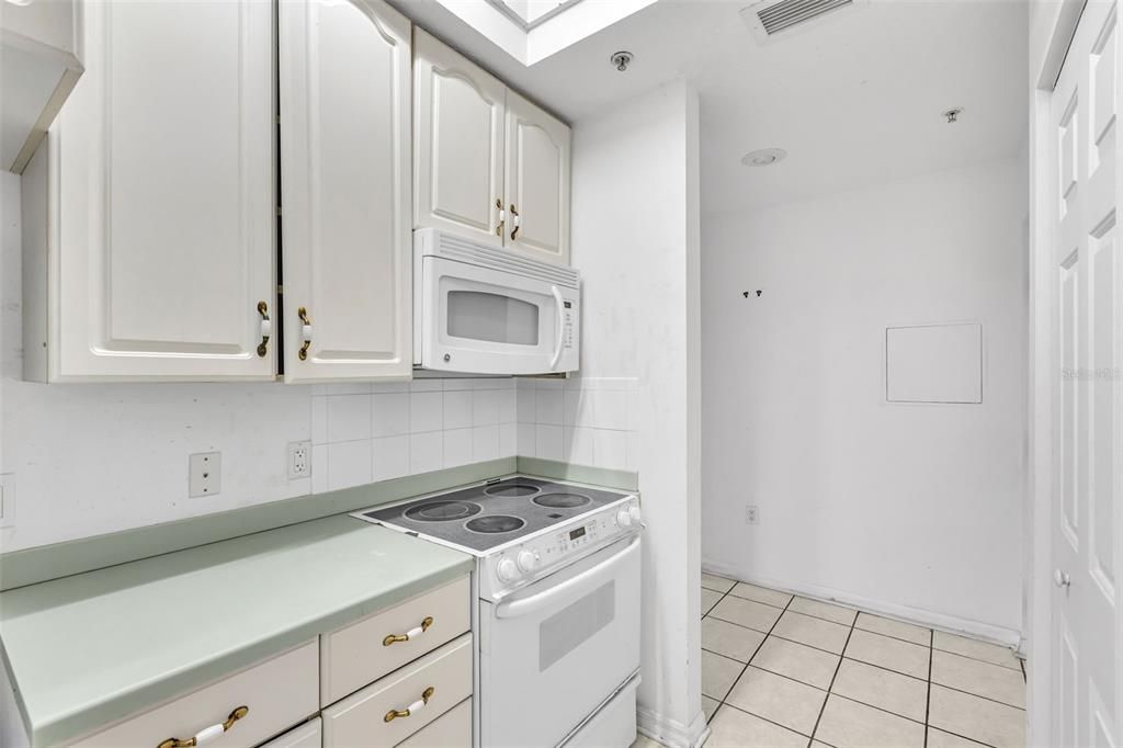 待售: $149,000 (2 贝兹, 2 浴室, 1033 平方英尺)