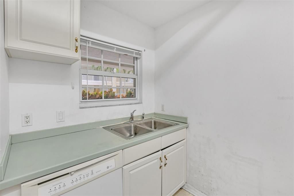 待售: $149,000 (2 贝兹, 2 浴室, 1033 平方英尺)