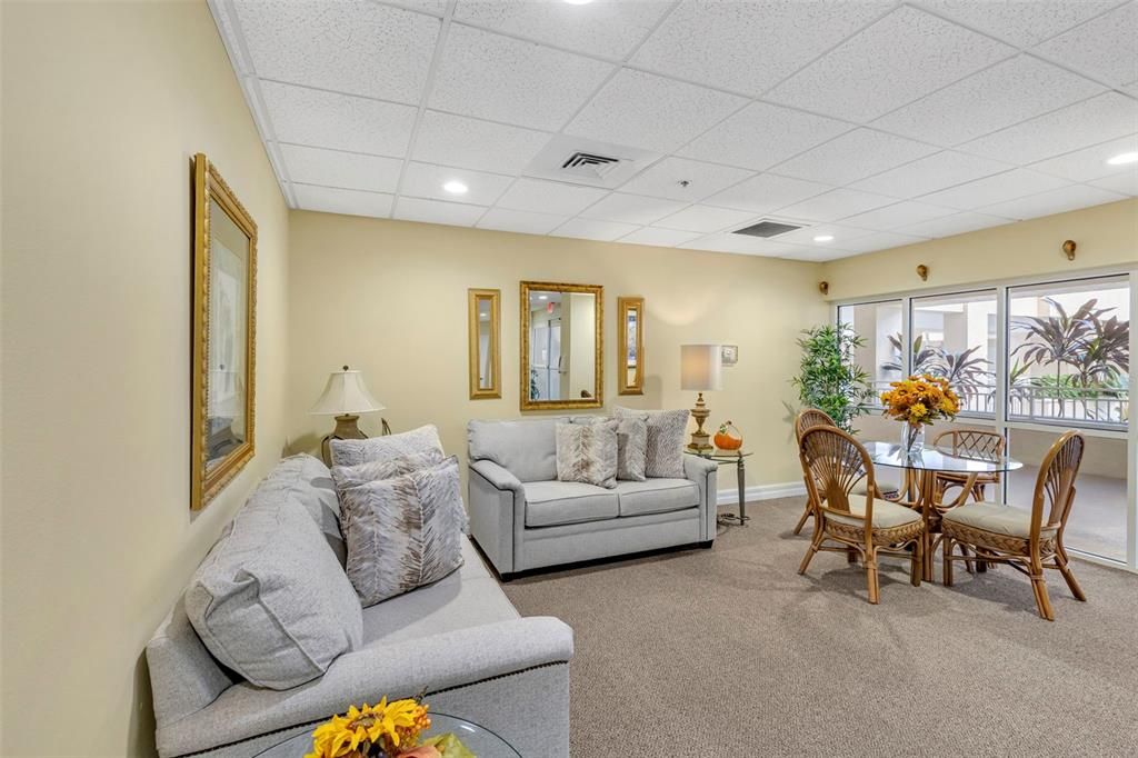 待售: $149,000 (2 贝兹, 2 浴室, 1033 平方英尺)