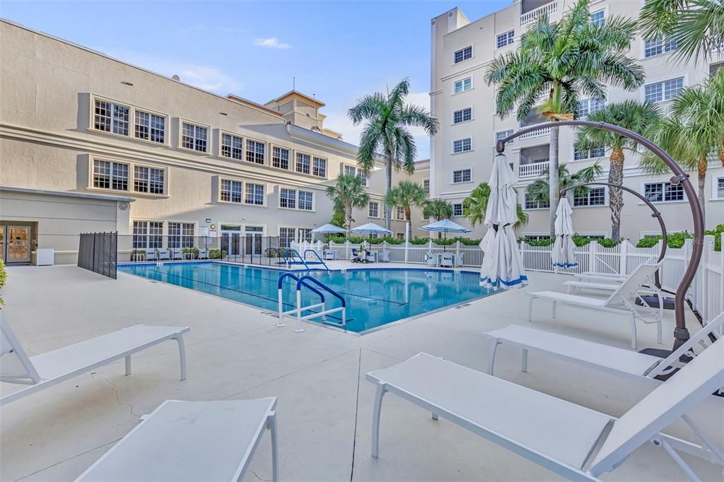 待售: $149,000 (2 贝兹, 2 浴室, 1033 平方英尺)