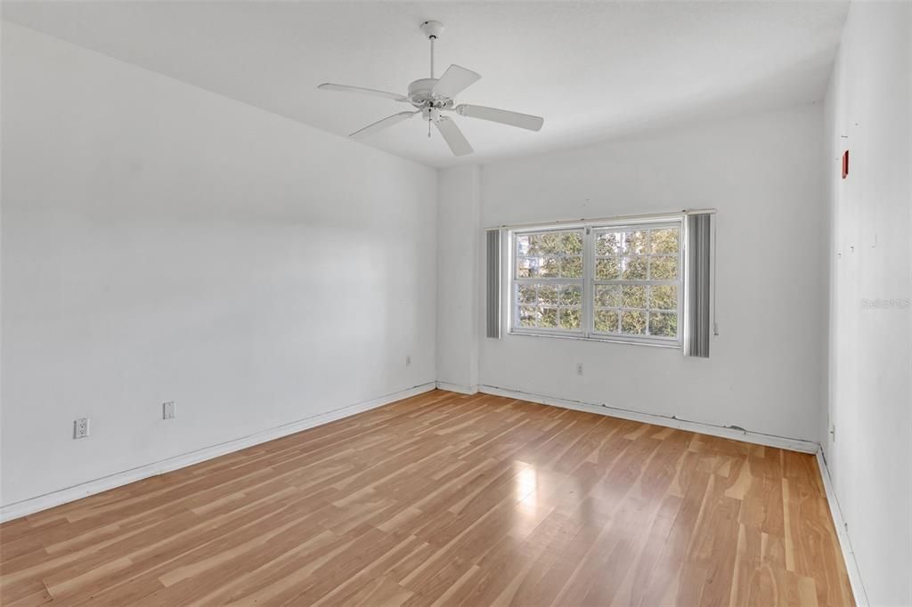 待售: $149,000 (2 贝兹, 2 浴室, 1033 平方英尺)