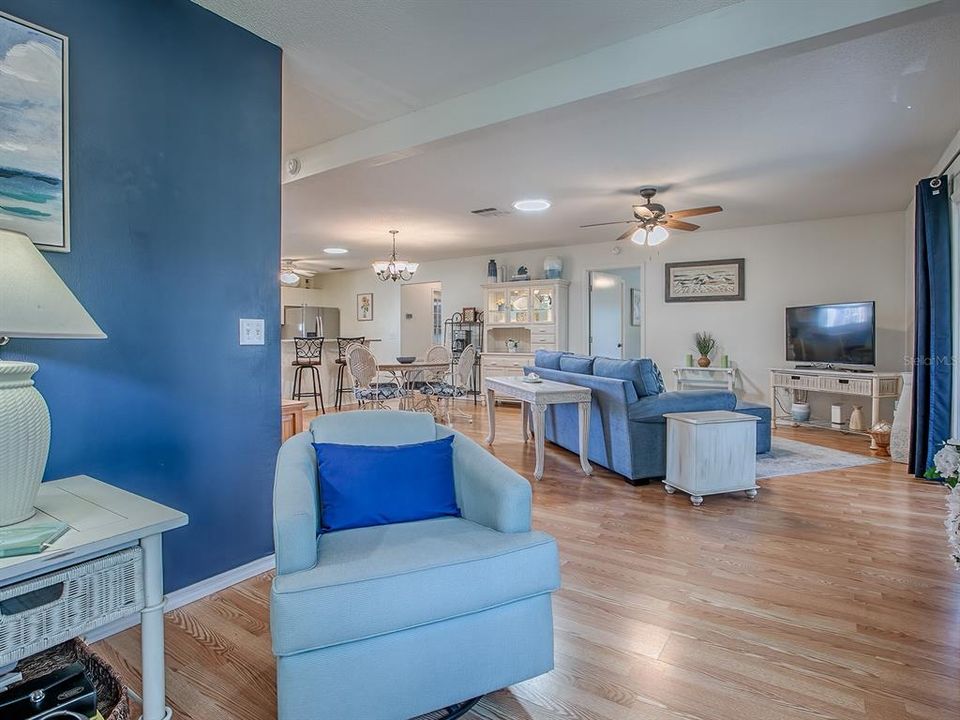 待售: $309,500 (2 贝兹, 2 浴室, 1239 平方英尺)