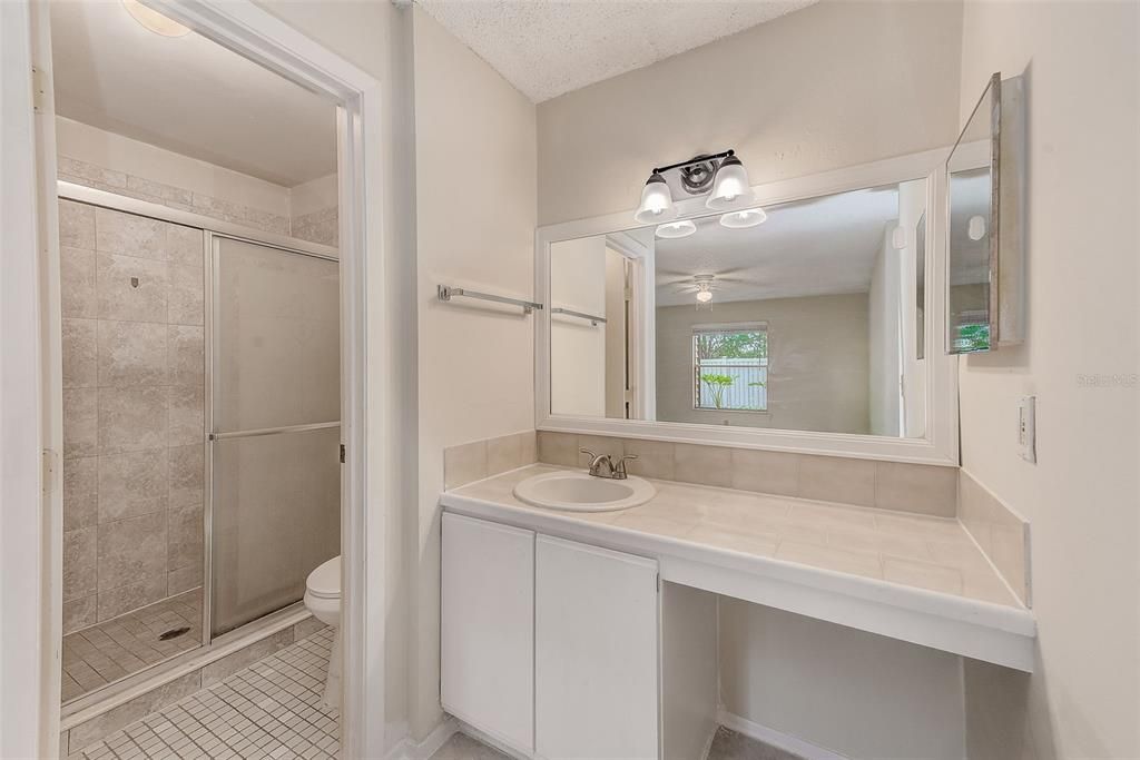 合同活跃: $174,900 (2 贝兹, 2 浴室, 925 平方英尺)