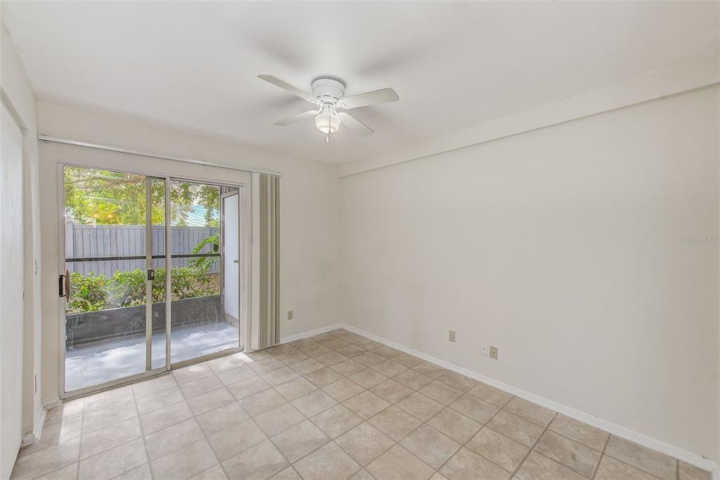 合同活跃: $174,900 (2 贝兹, 2 浴室, 925 平方英尺)