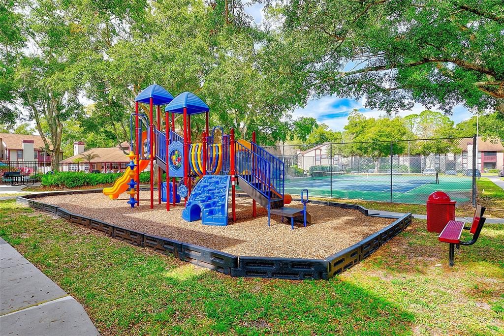 合同活跃: $174,900 (2 贝兹, 2 浴室, 925 平方英尺)