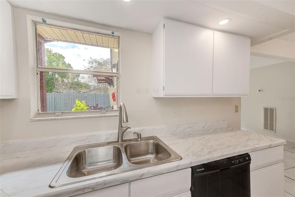 合同活跃: $174,900 (2 贝兹, 2 浴室, 925 平方英尺)