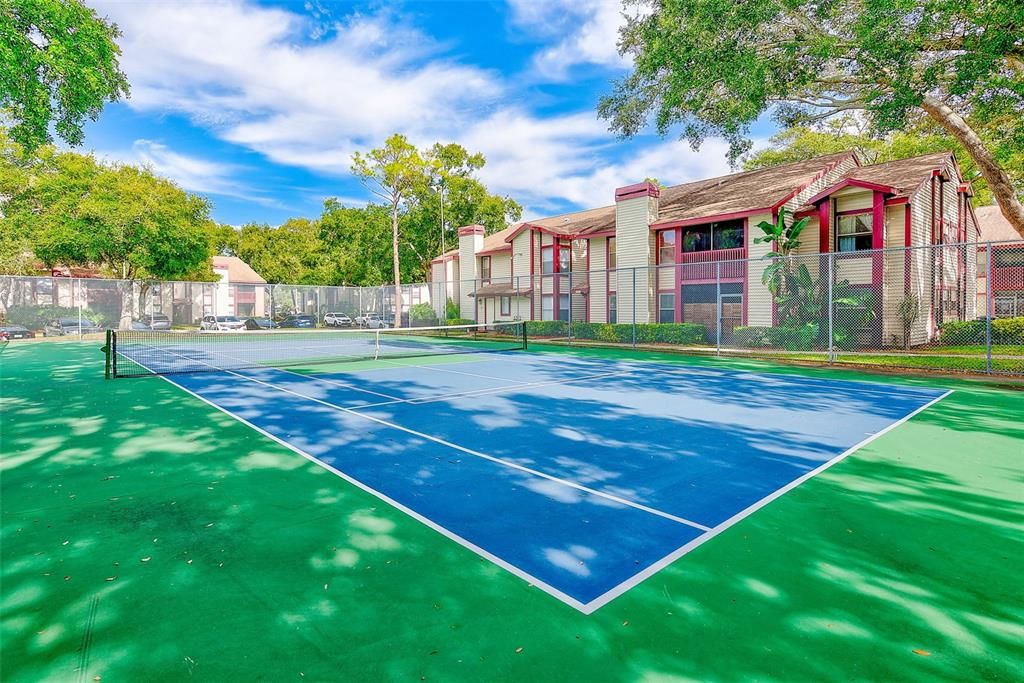 合同活跃: $174,900 (2 贝兹, 2 浴室, 925 平方英尺)