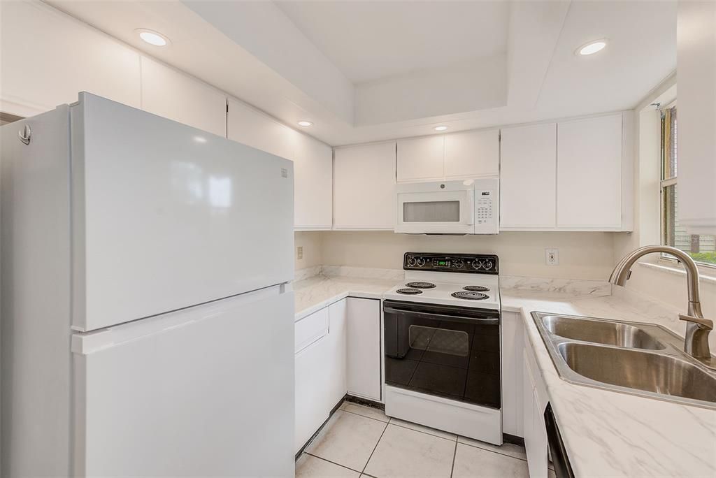 合同活跃: $174,900 (2 贝兹, 2 浴室, 925 平方英尺)