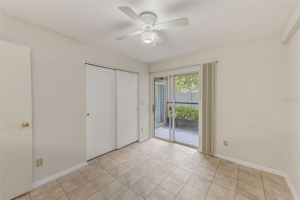 合同活跃: $174,900 (2 贝兹, 2 浴室, 925 平方英尺)