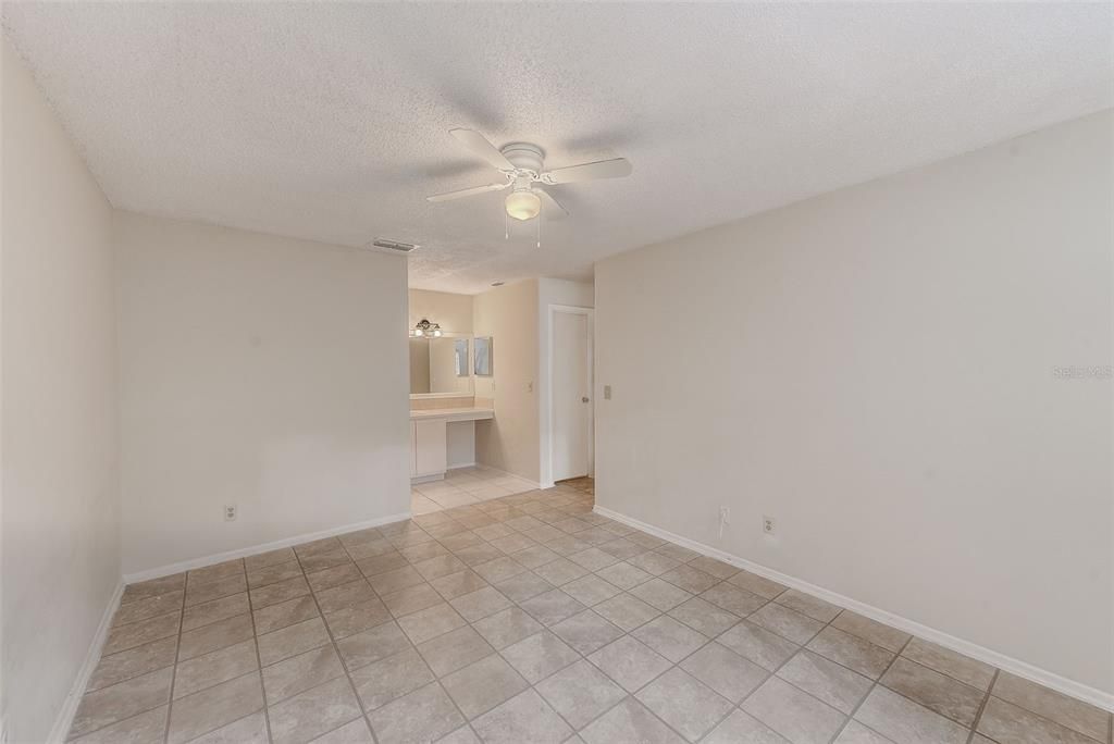 合同活跃: $174,900 (2 贝兹, 2 浴室, 925 平方英尺)