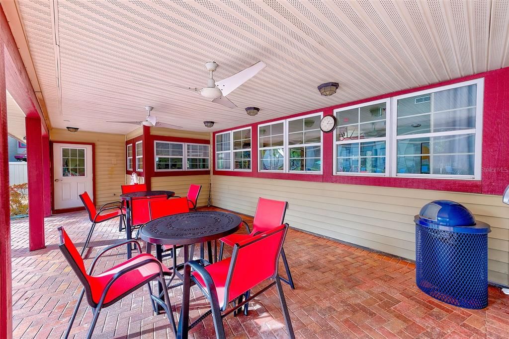 合同活跃: $174,900 (2 贝兹, 2 浴室, 925 平方英尺)