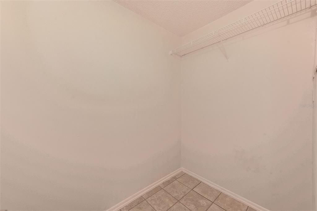 合同活跃: $174,900 (2 贝兹, 2 浴室, 925 平方英尺)