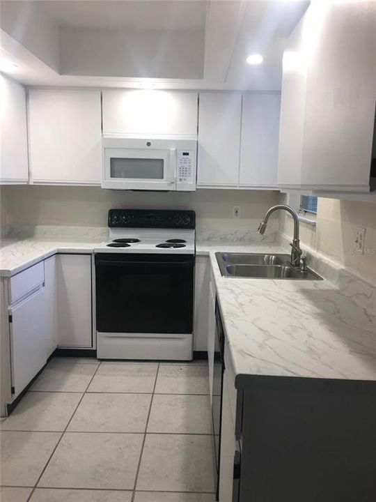 На продажу: $174,900 (2 спален, 2 ванн, 925 Квадратных фут)