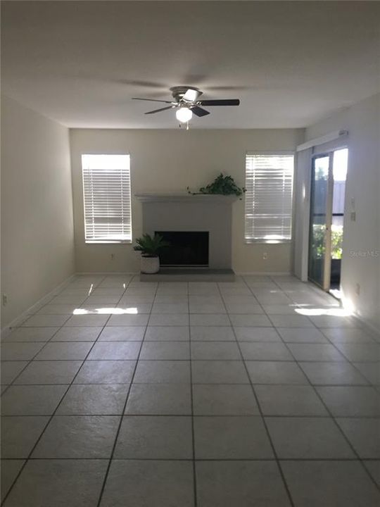 На продажу: $174,900 (2 спален, 2 ванн, 925 Квадратных фут)